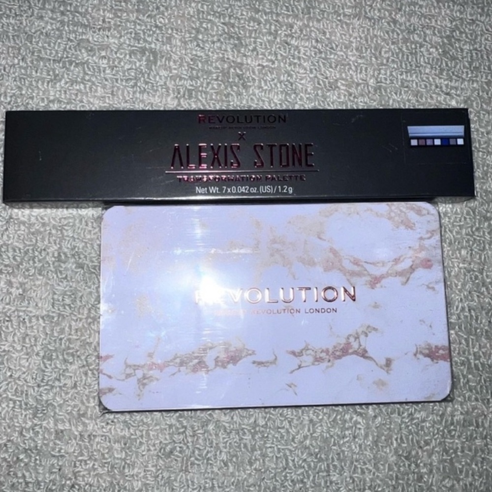 Bundle of 2 revolution new eyeshadow pallets-Alexis x stone & decadent